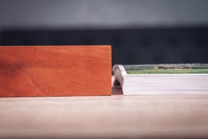 Coffret en bois vu de profil à côté d'une pile de tirages photo