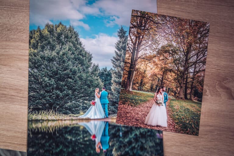 Deux tirages photo des mariés posés dans un parc arboré